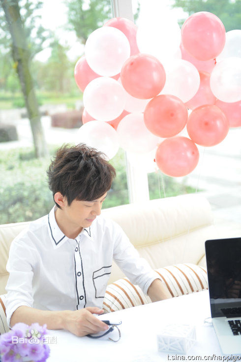 何炅(He Jiong)快乐购四周年代言图片图册