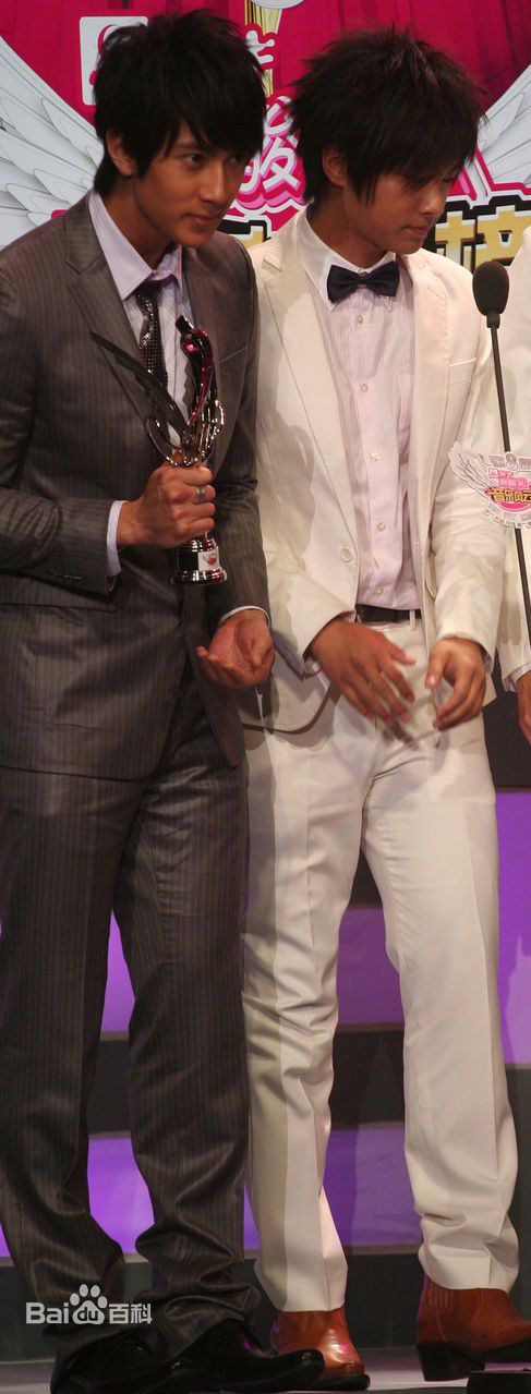 炎亚纶(Aaron、Arron)蒙牛音乐风云榜性感图片壁纸