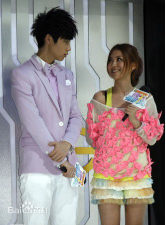 卓文萱(Genie)_内地节目录影前后照片