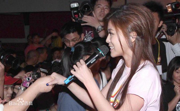 卓文萱(Genie)2009年爱在星光_手护贫童_演唱会前后照片