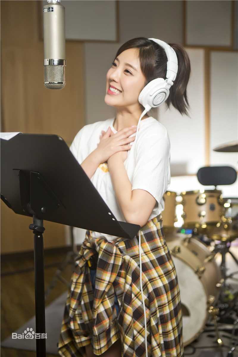 赵奕欢(Chloe Zhao)TOMORROW 歌曲素颜照相册