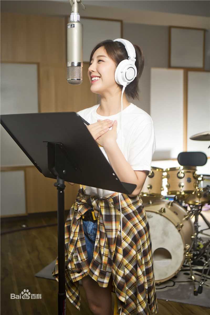 赵奕欢(Chloe Zhao)TOMORROW 歌曲素颜照相册