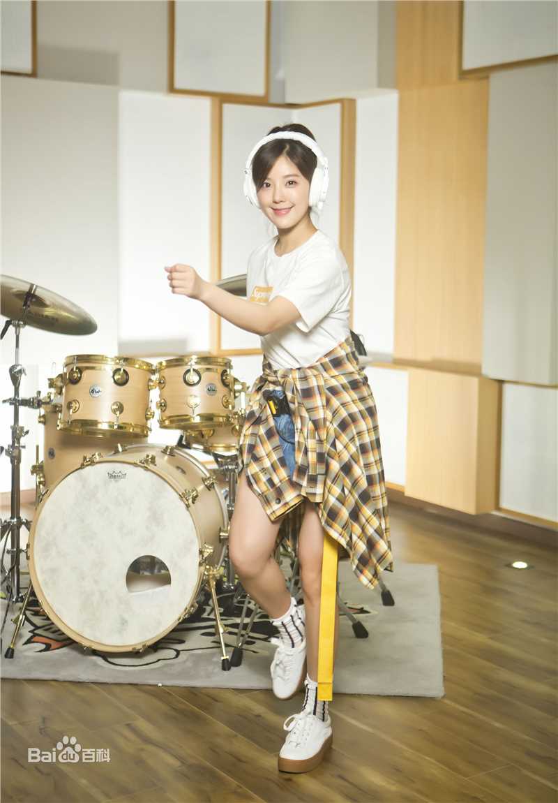 赵奕欢(Chloe Zhao)TOMORROW 歌曲素颜照相册