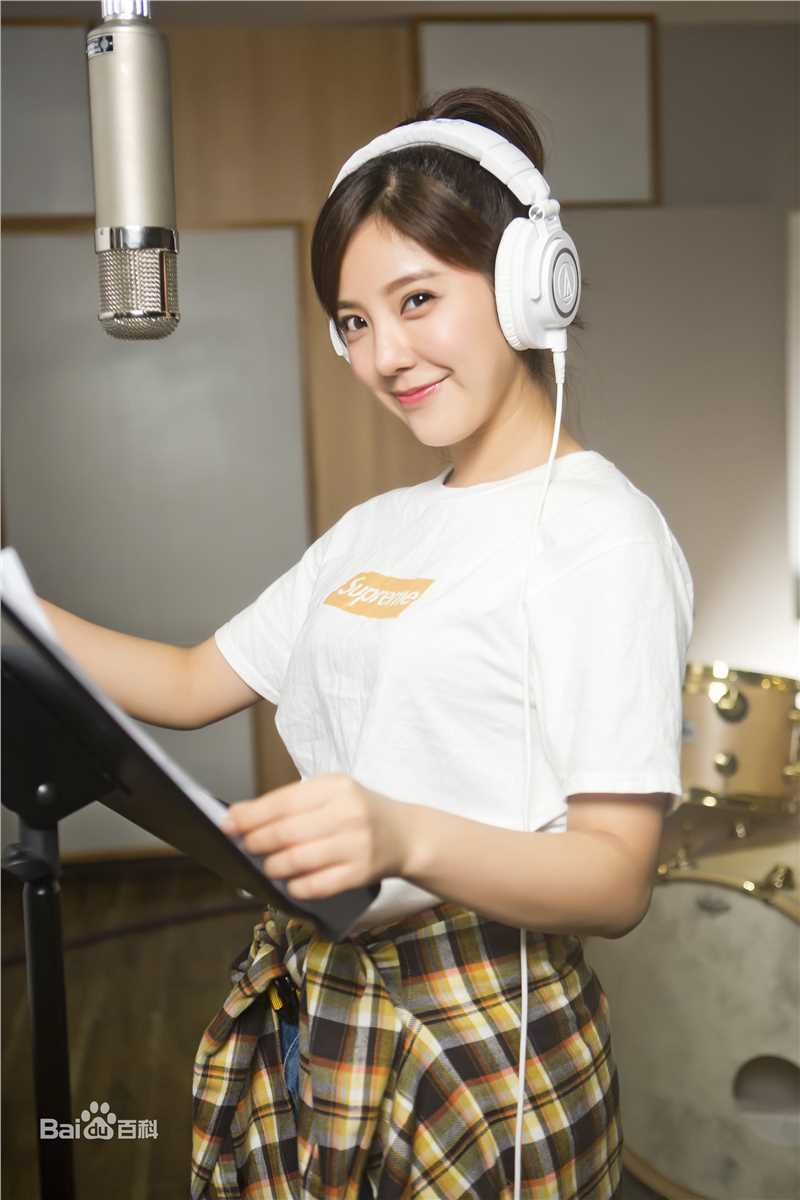 赵奕欢(Chloe Zhao)TOMORROW 歌曲素颜照相册