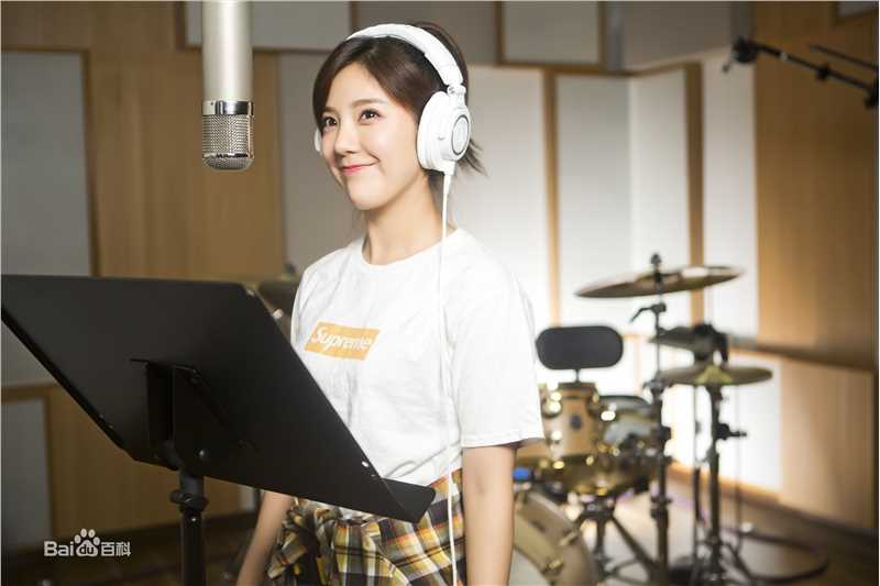 赵奕欢(Chloe Zhao)TOMORROW 歌曲素颜照相册