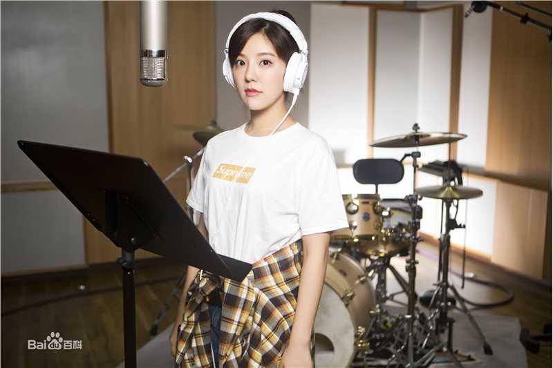 赵奕欢(Chloe Zhao)TOMORROW 歌曲素颜照相册