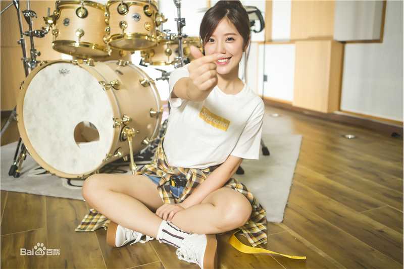 赵奕欢(Chloe Zhao)TOMORROW 歌曲素颜照相册