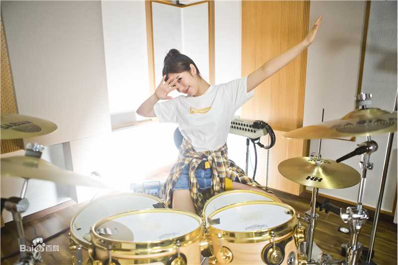 赵奕欢(Chloe Zhao)TOMORROW 歌曲素颜照相册