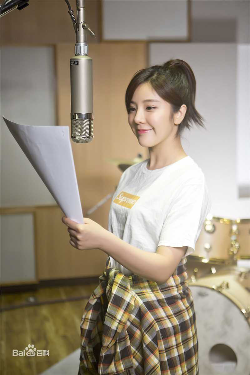 赵奕欢(Chloe Zhao)TOMORROW 歌曲素颜照相册