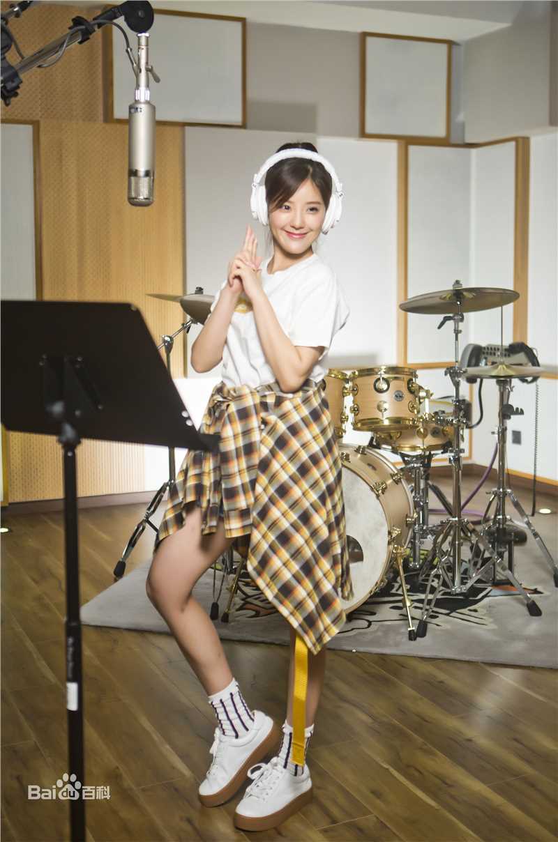 赵奕欢(Chloe Zhao)TOMORROW 歌曲素颜照相册