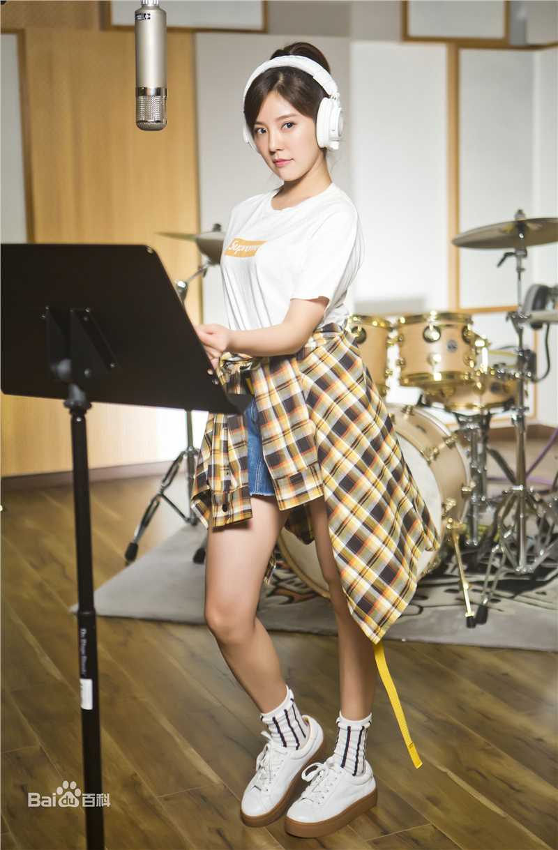 赵奕欢(Chloe Zhao)TOMORROW 歌曲素颜照相册