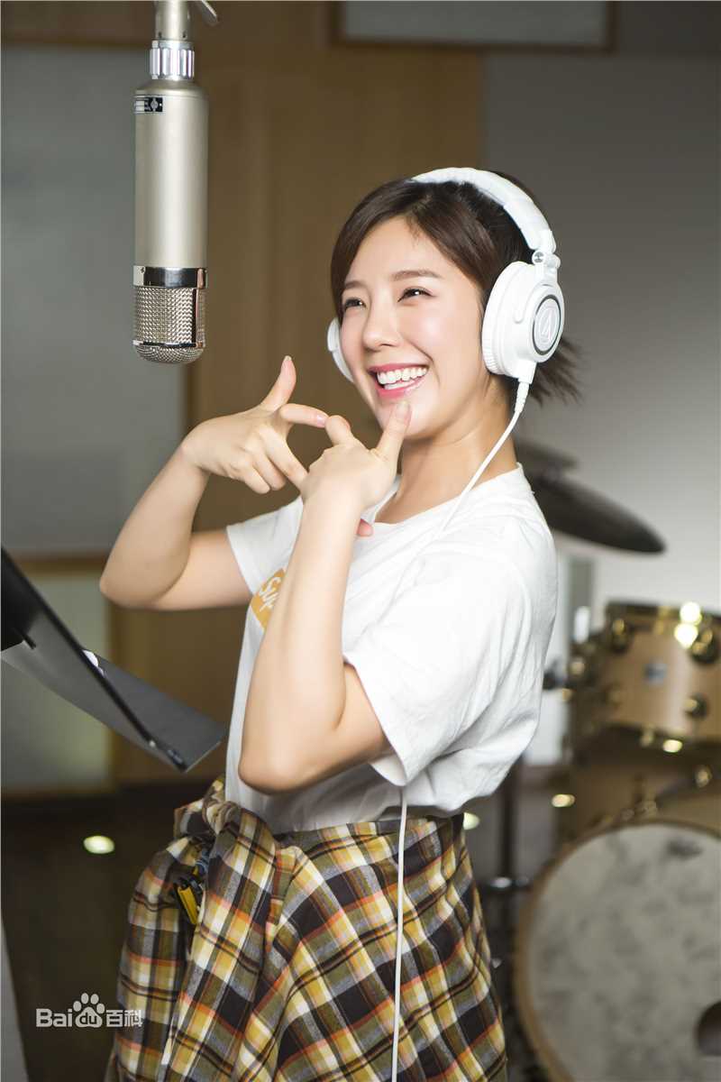 赵奕欢(Chloe Zhao)TOMORROW 歌曲素颜照相册