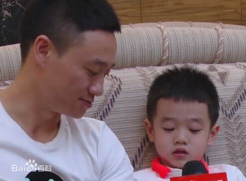 杨威(Yang Wei)与儿子杨阳洋素颜照相册