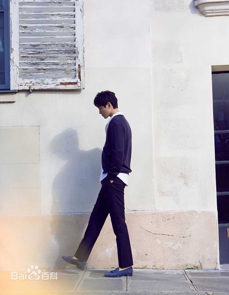 秦俊杰街拍前后照片