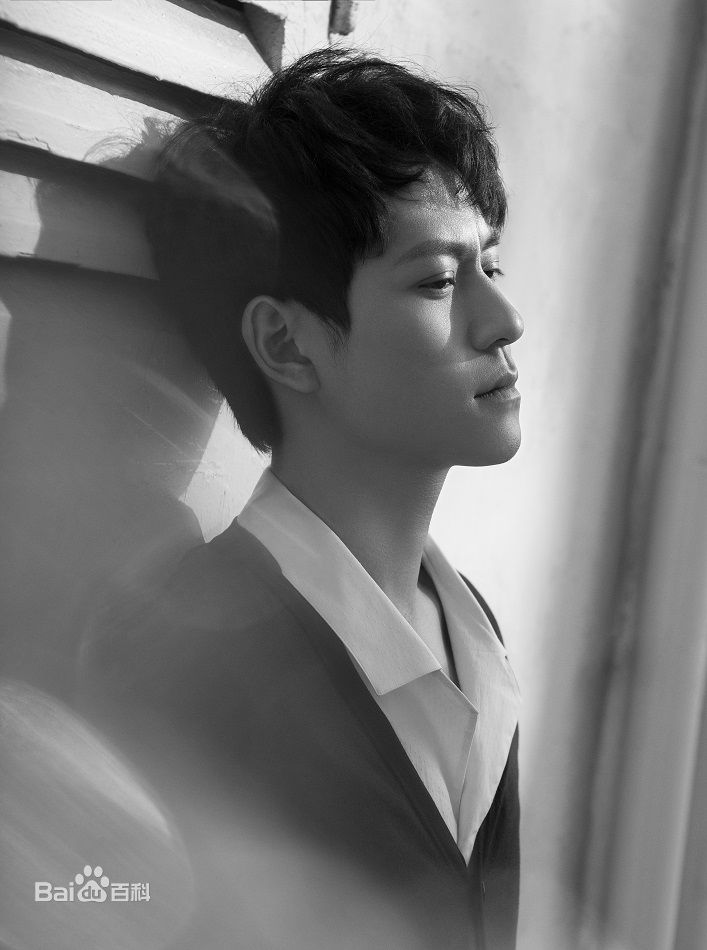 秦俊杰街拍前后照片