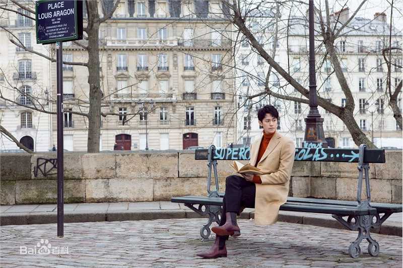 秦俊杰街拍前后照片