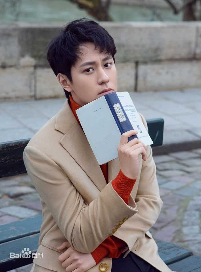 秦俊杰街拍前后照片