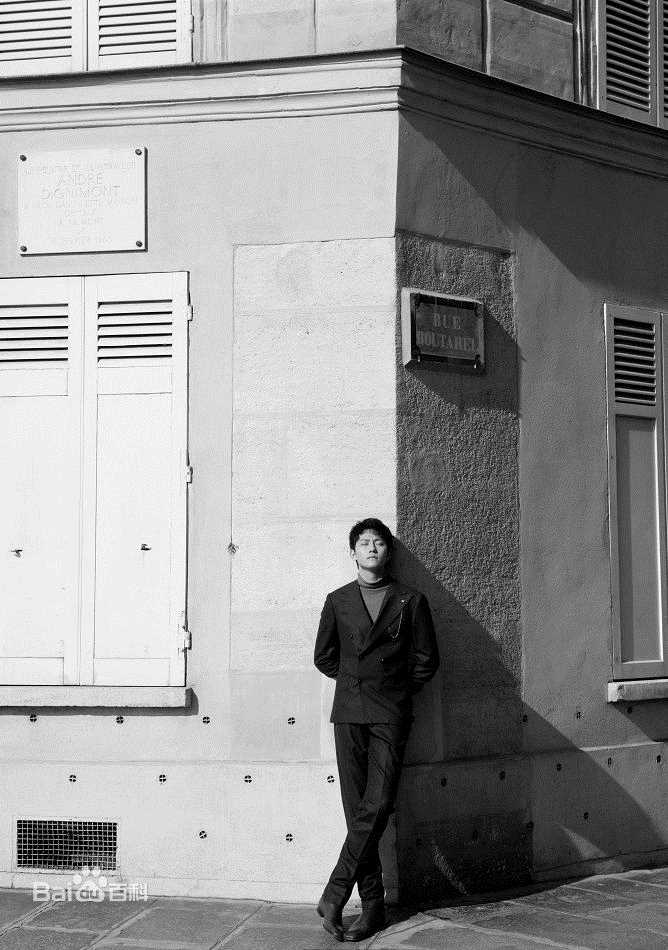 秦俊杰街拍前后照片