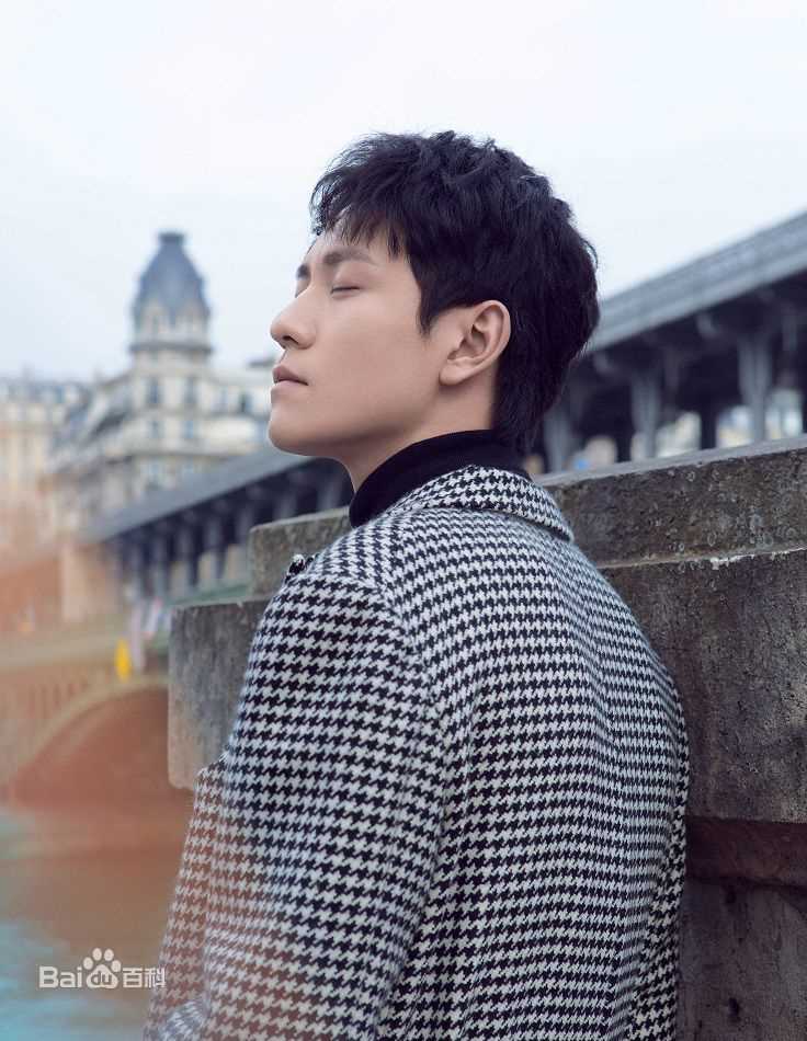 秦俊杰街拍前后照片