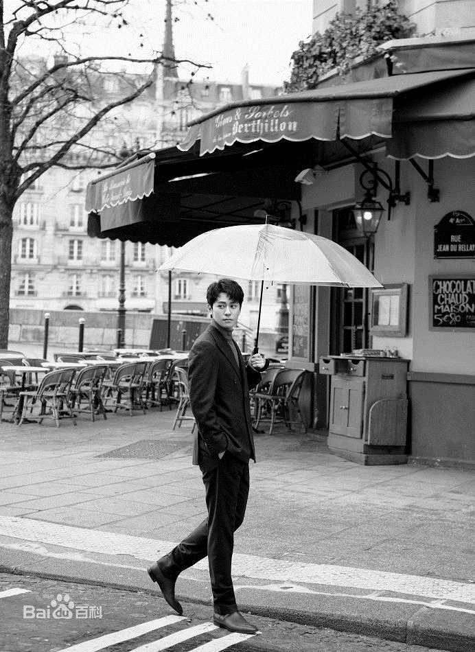 秦俊杰街拍前后照片