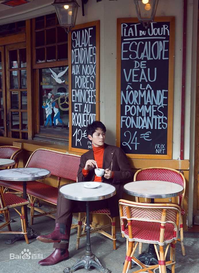 秦俊杰街拍前后照片