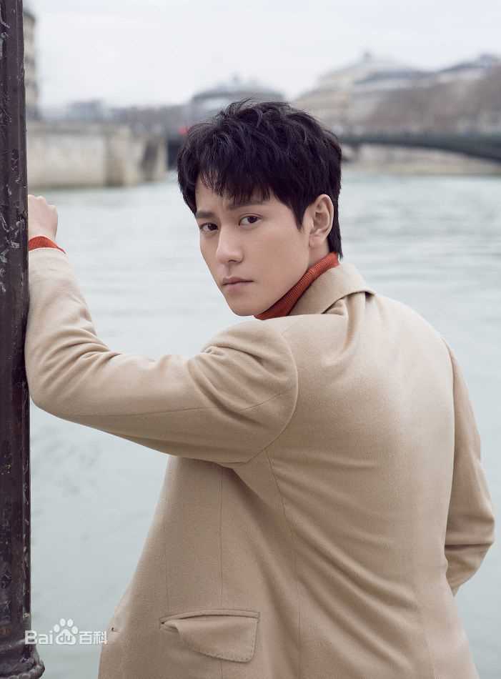 秦俊杰街拍前后照片