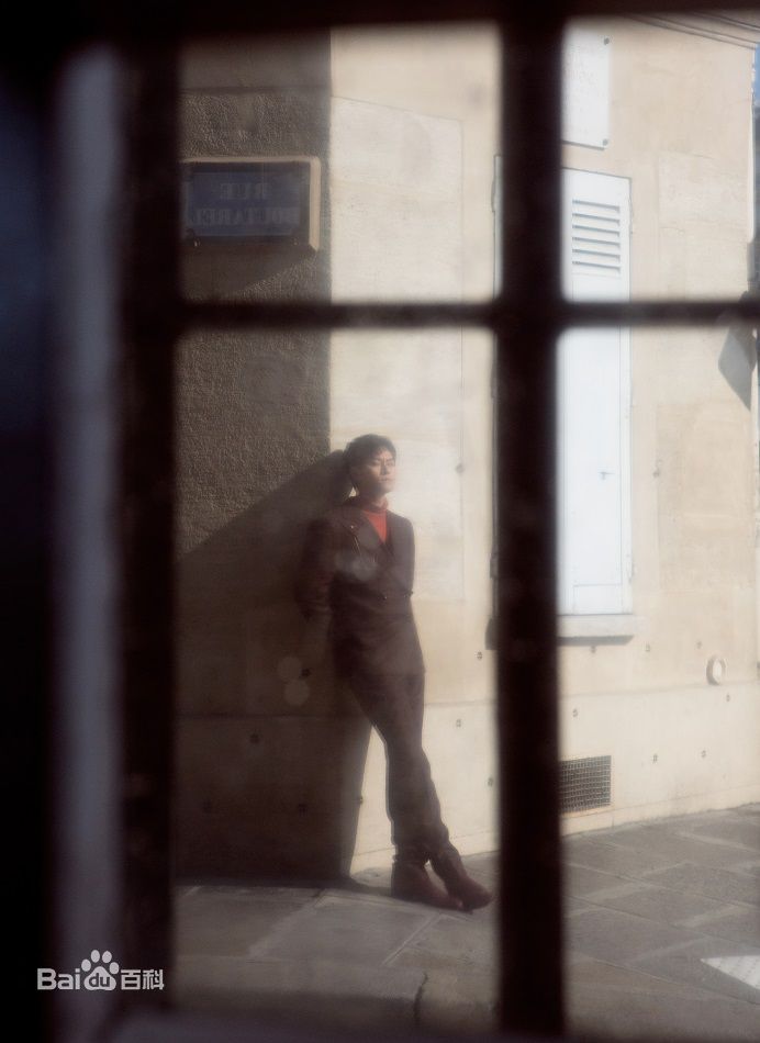 秦俊杰街拍前后照片