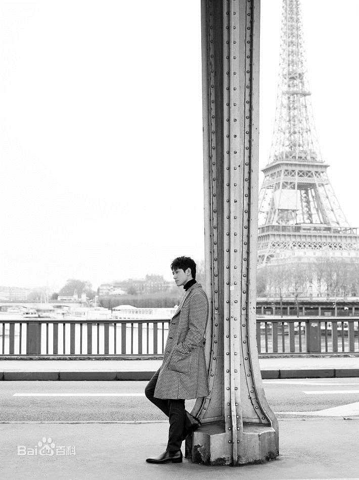 秦俊杰街拍前后照片