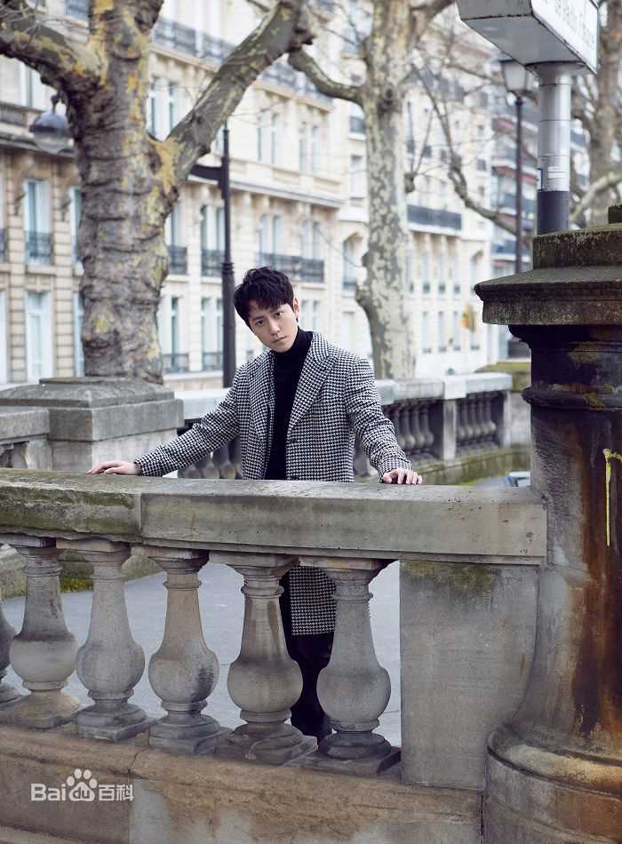 秦俊杰街拍前后照片