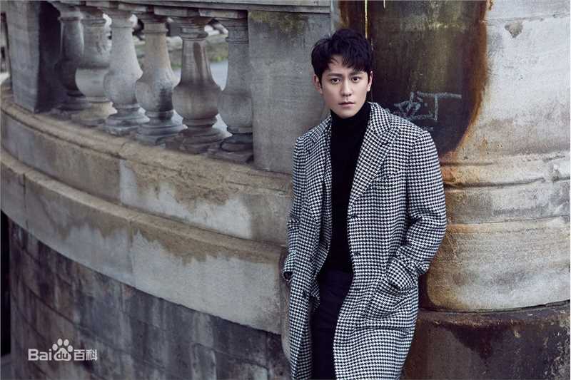 秦俊杰街拍前后照片