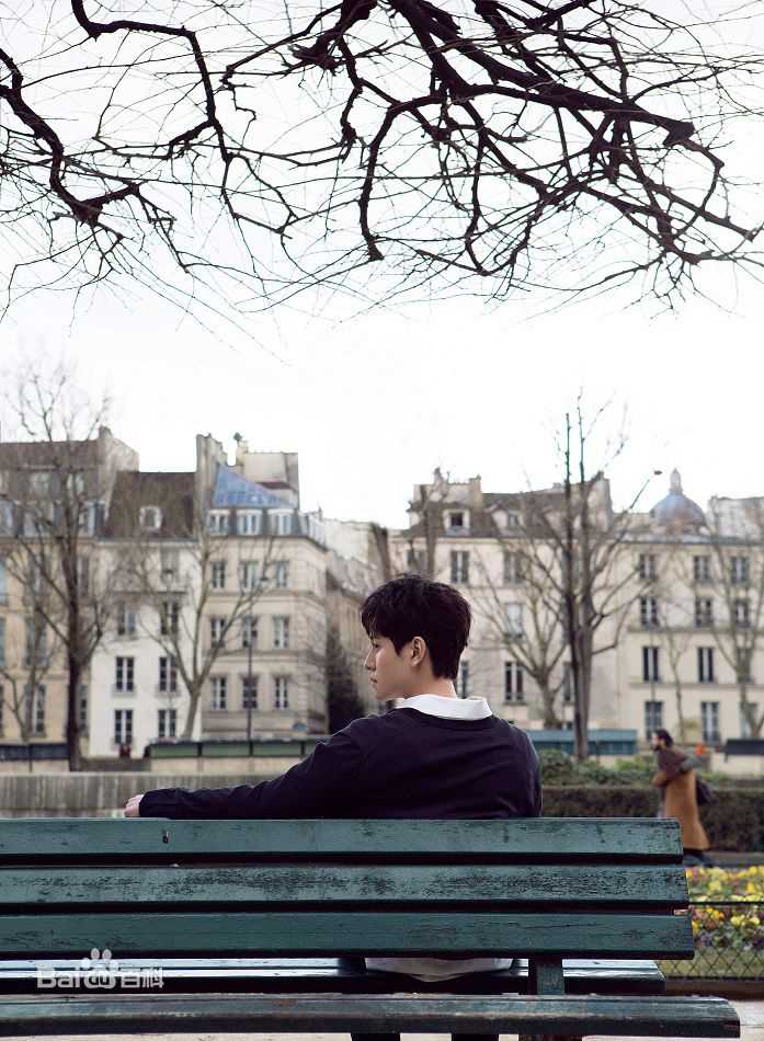 秦俊杰街拍前后照片