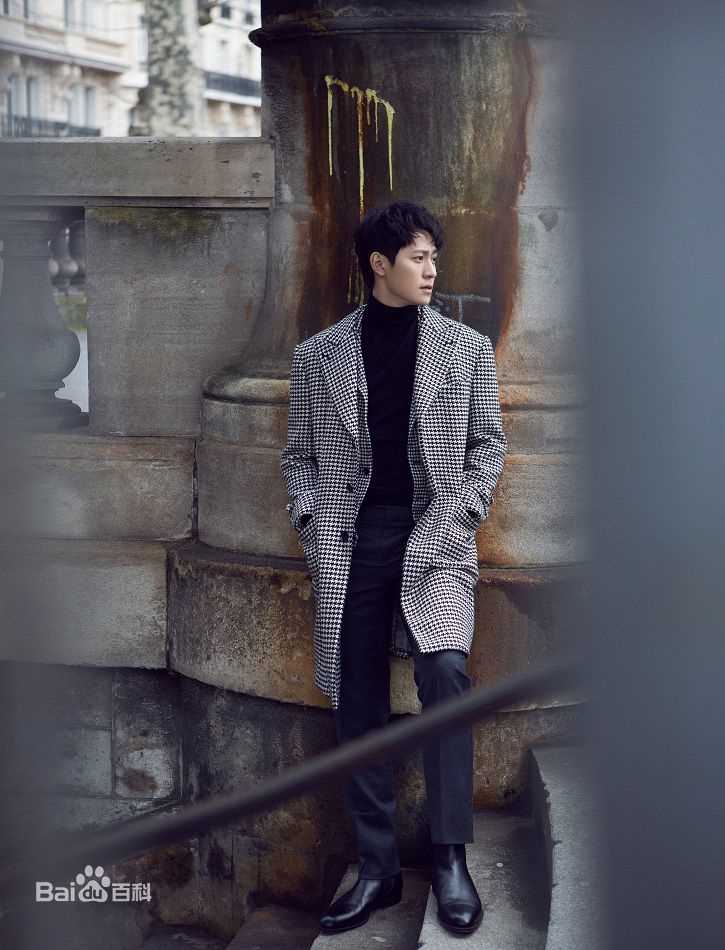 秦俊杰街拍前后照片