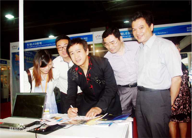 麦德罗(ROBERT MAK)给万裕光电签名性感图片图集