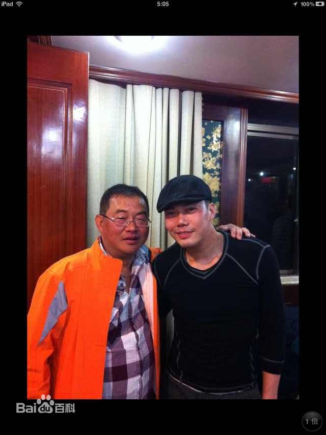 颜光兴和圈内好友合影前后照片