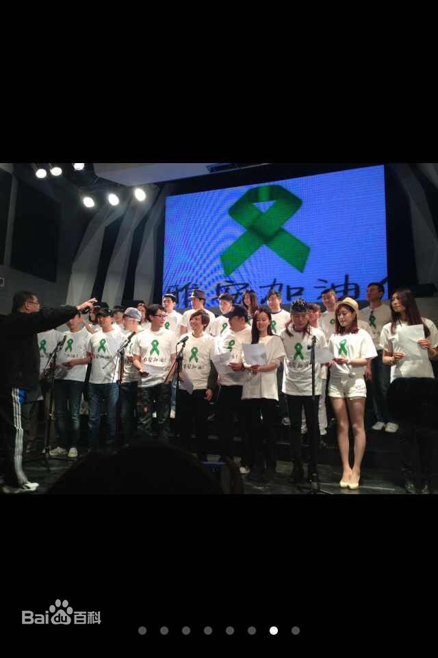 颜光兴和圈内好友合影前后照片