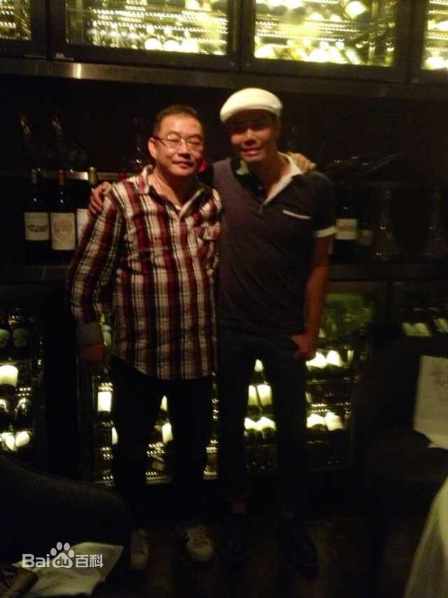 颜光兴和圈内好友合影前后照片