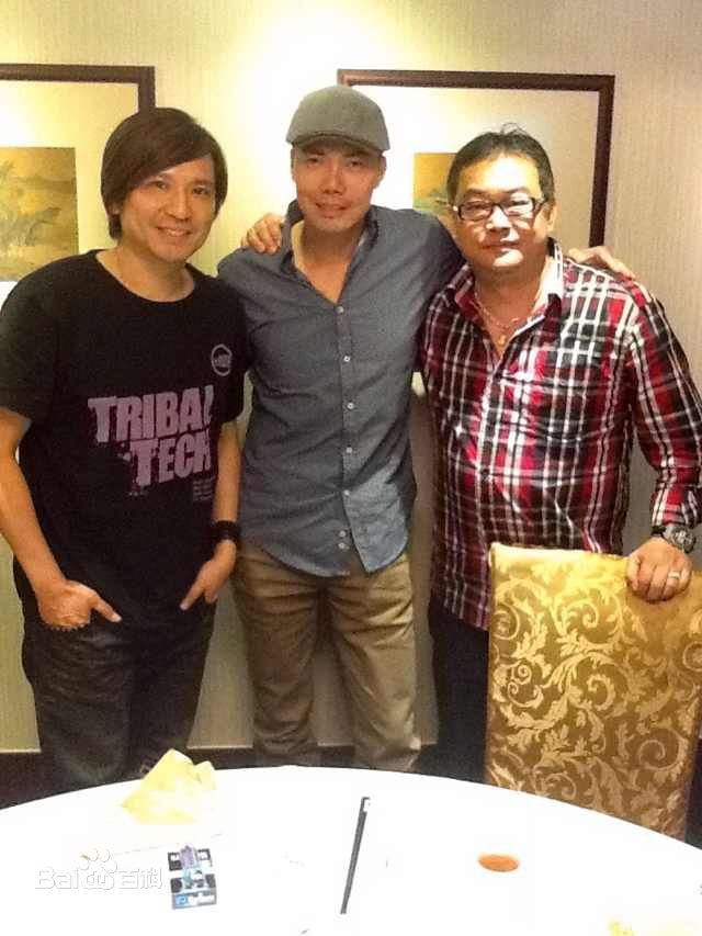 颜光兴和圈内好友合影前后照片