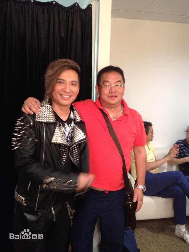 颜光兴和圈内好友合影前后照片