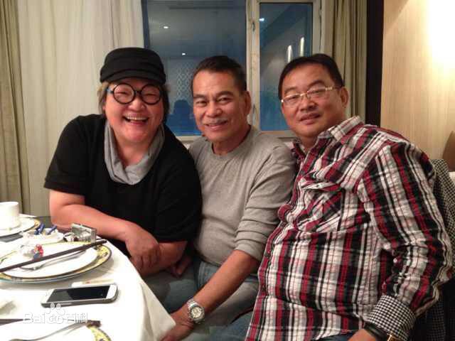 颜光兴和圈内好友合影前后照片