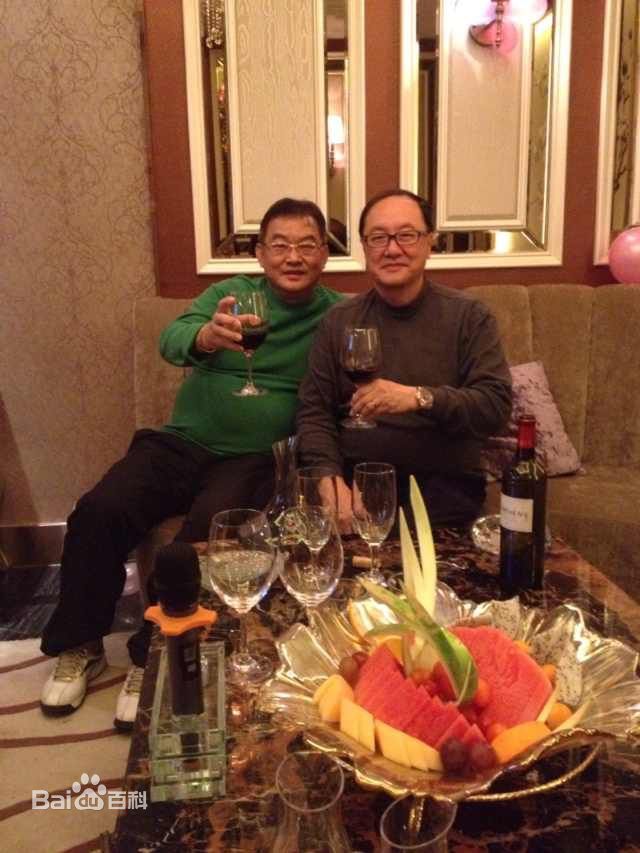 颜光兴和圈内好友合影前后照片