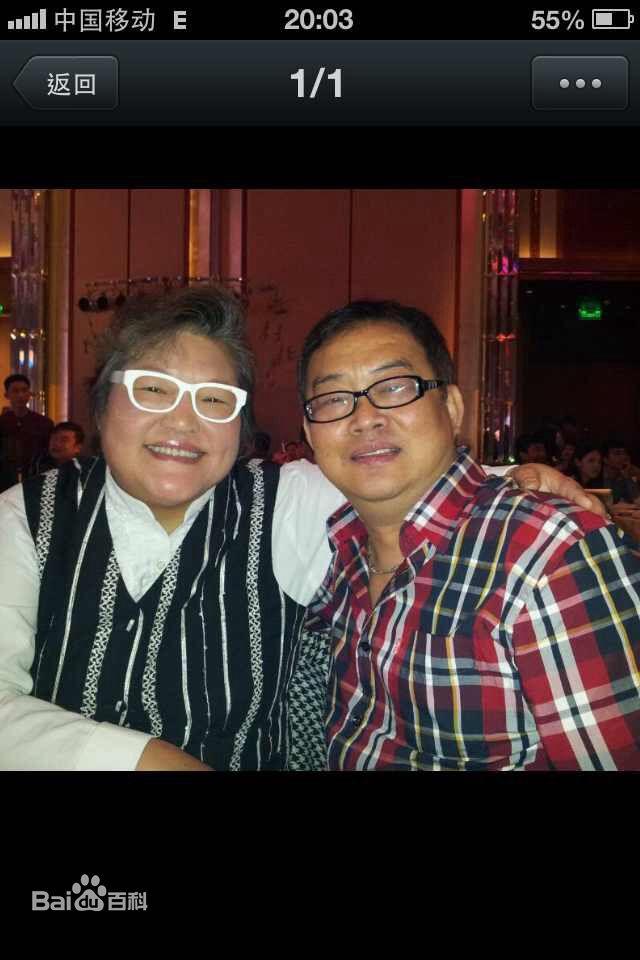 颜光兴和圈内好友合影前后照片