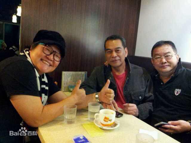 颜光兴和圈内好友合影前后照片