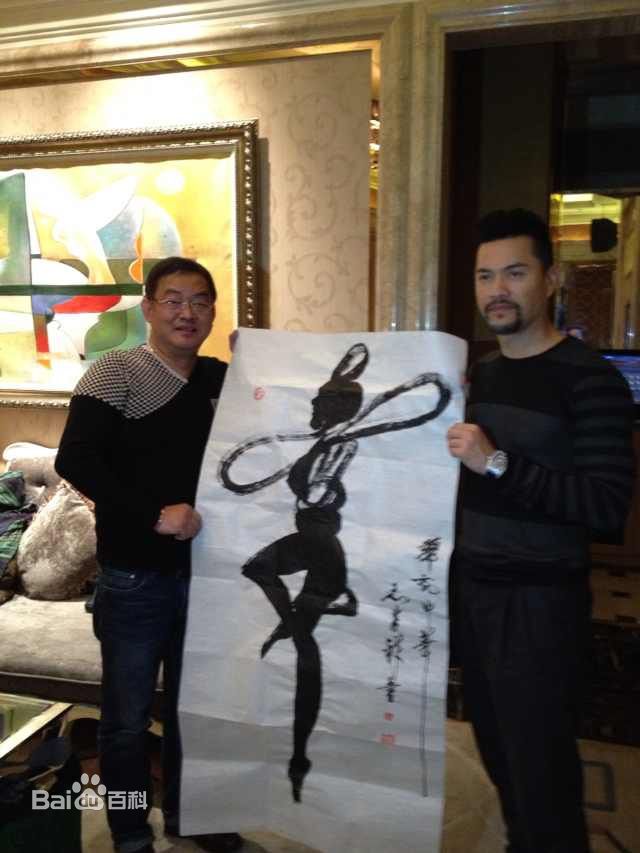 颜光兴和圈内好友合影前后照片