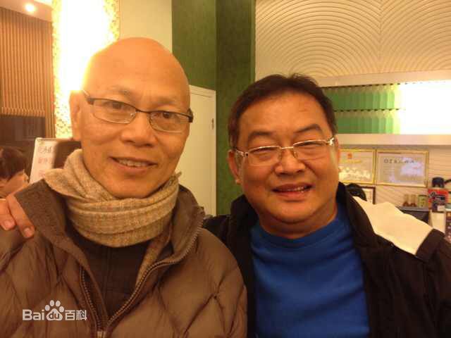 颜光兴和圈内好友合影前后照片