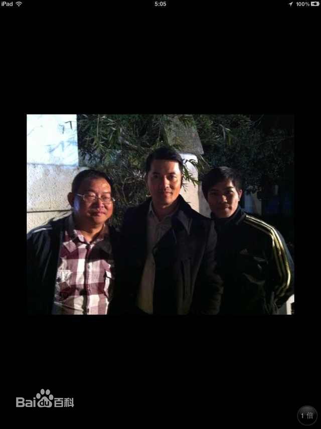 颜光兴和圈内好友合影前后照片