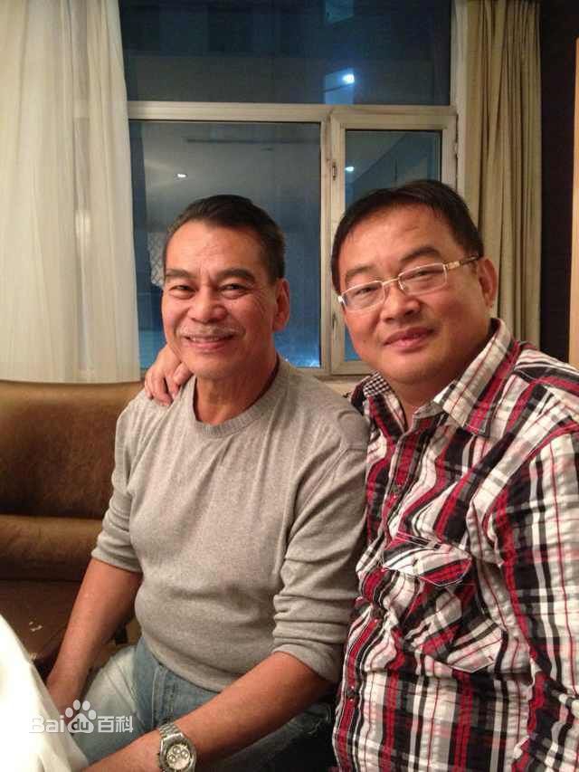 颜光兴和圈内好友合影前后照片