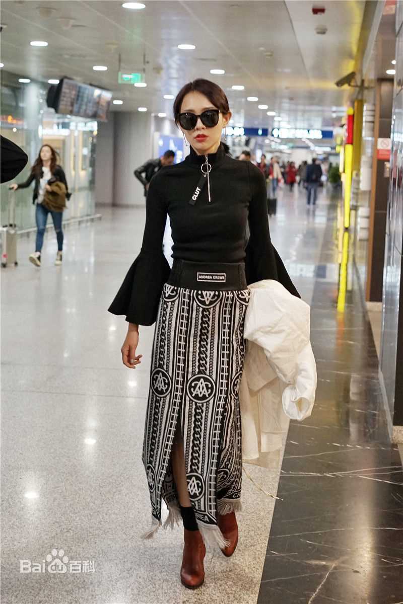 孙耀琦(YoKi)机场照性感图片壁纸