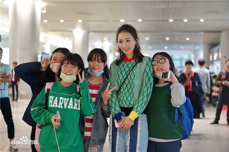 孙耀琦(YoKi)机场照性感图片壁纸