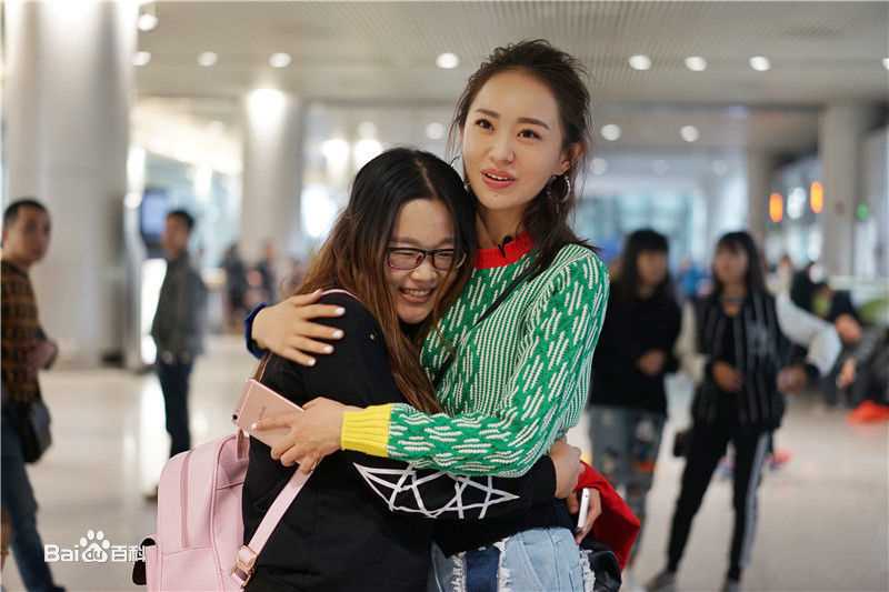 孙耀琦(YoKi)机场照性感图片壁纸