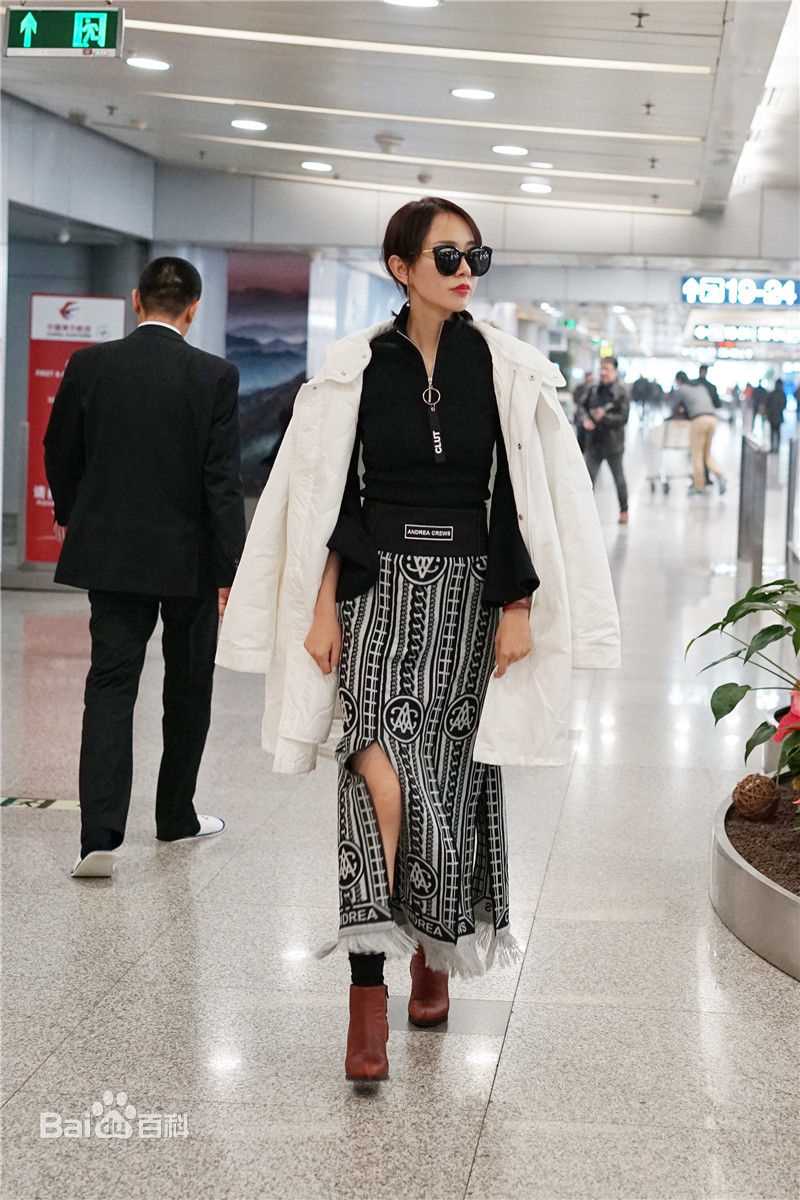 孙耀琦(YoKi)机场照性感图片壁纸